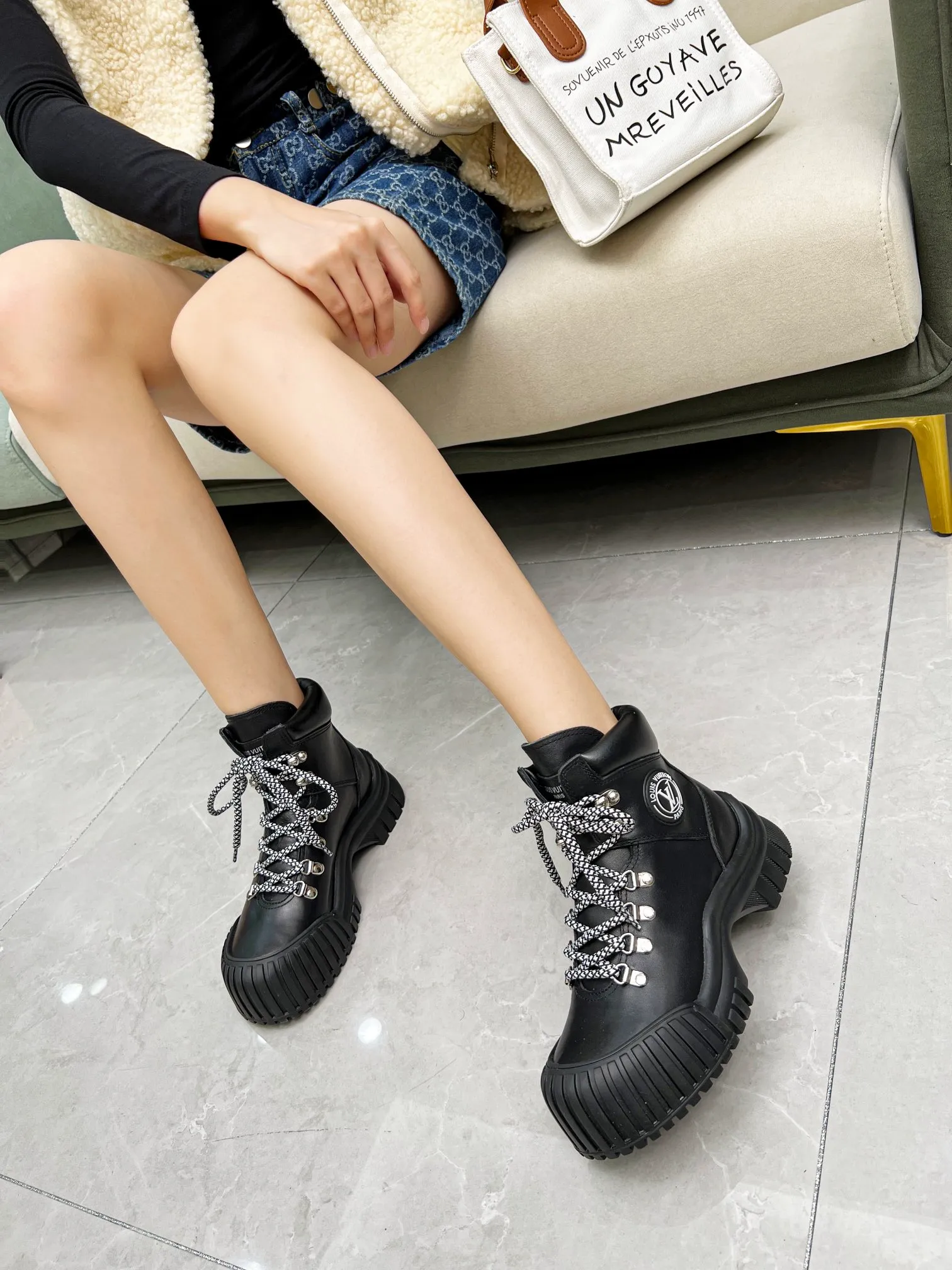 👟👟Ex-factory price 600👟👟Louis Vuitton Louis Vuitton 2022 catwalk new model, high-end customization 1:1 replica, major star Internet celebrity catwalk style, a century-old classic, comfortable on the foot, with Louis Vuitton logo embossed leather label and wear-resistant leather outsole.  Fabric: 3 colors LV presbyopic leather, black cowhide, white cowhide, lining: sheepskin, code number 35 to 40 (41 can be customized, non-returnable)